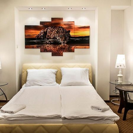 Hotel Hensch Лодз Екстериор снимка