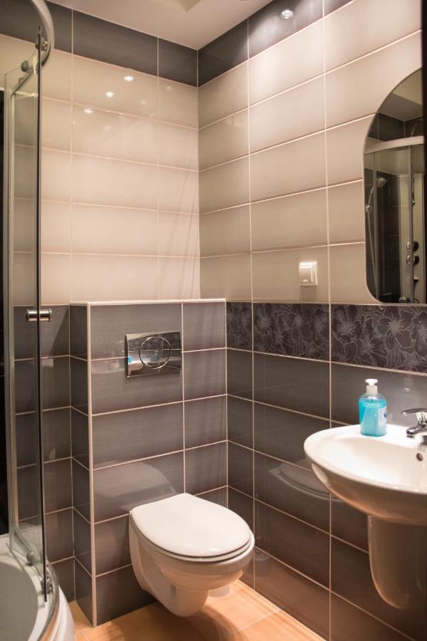 Hotel Hensch Лодз Екстериор снимка