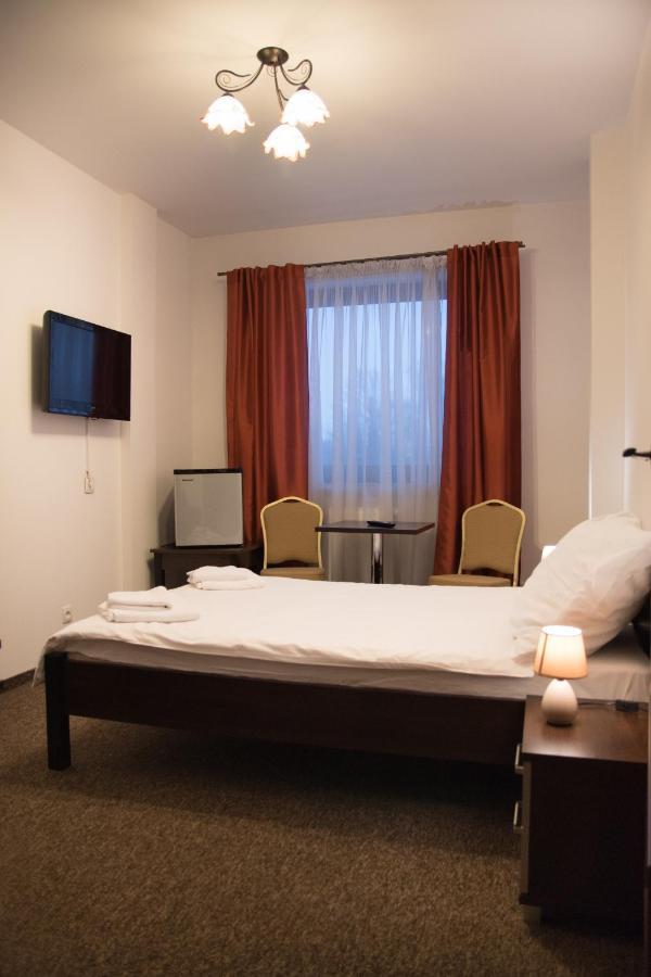 Hotel Hensch Лодз Екстериор снимка